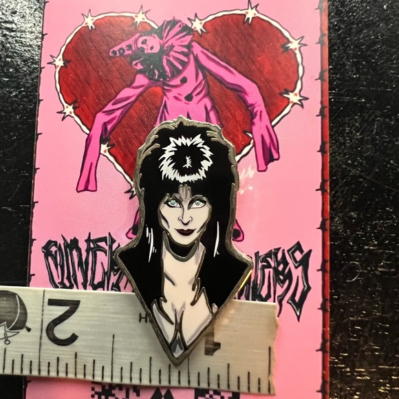 Elvira metal enamel pin - Picture 4 of 4